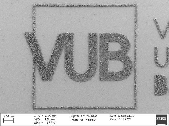 AFM image of microparticles printed in the controlled shape of the VUB logo. The scale is 100µm, the thickness of a human hair. © Ignaas Jimidar